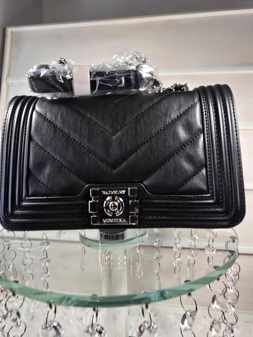 Badgley Mischka Black Quilted Shoulder Bag with White Logo Pouch - Picture 10 of 11